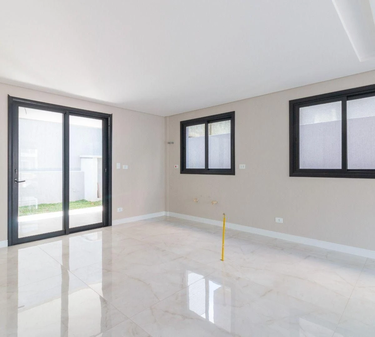 Modern house with 4 en-suite bedrooms and 6 parking spots — photo 30