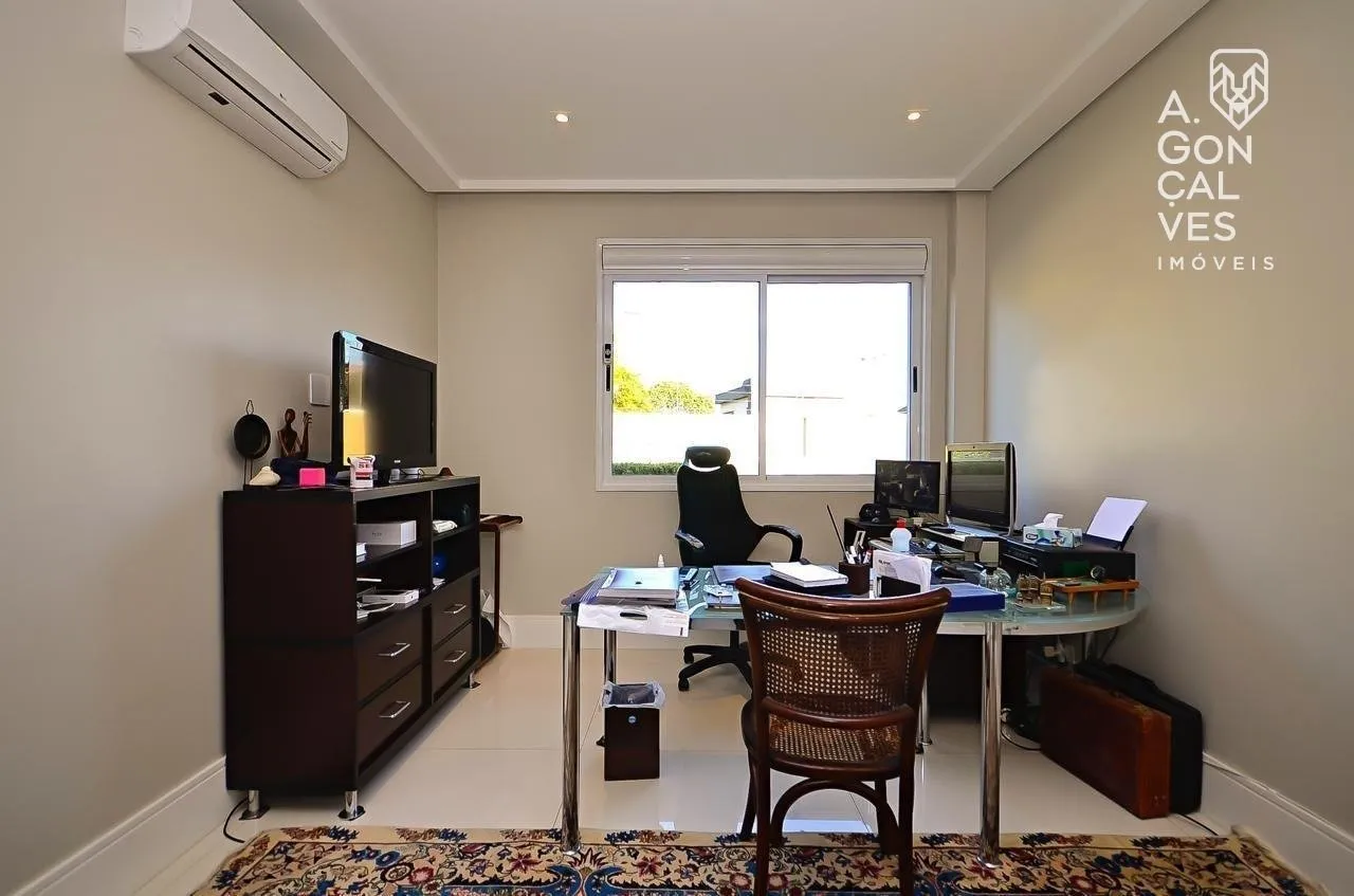 668 m² house with 4 en-suite bedrooms and private garden — photo 12