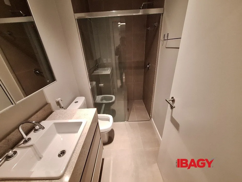 Furnished studio in a building with a pool — photo 10
