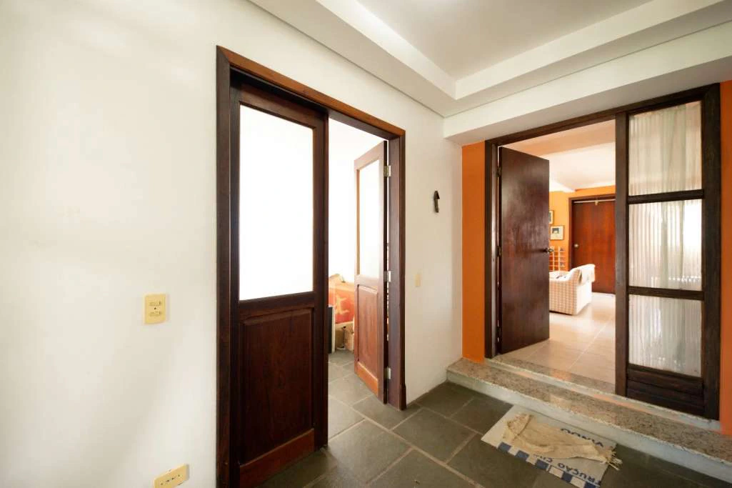 390 m² house with 4 bedrooms and 4 parking spaces — photo 5