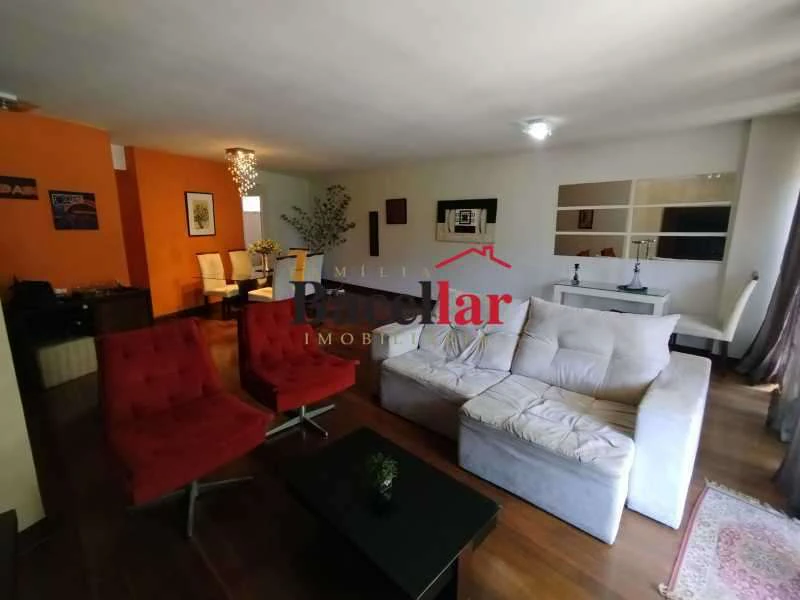 2-bedroom apartment with 4 bathrooms and 180 m²