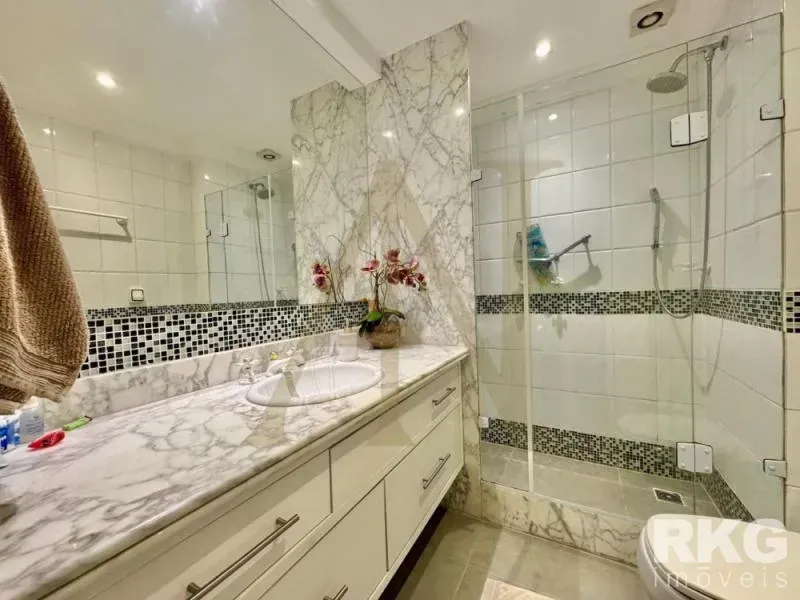 Furnished apartment with 4 bedrooms and water and city views — photo 29
