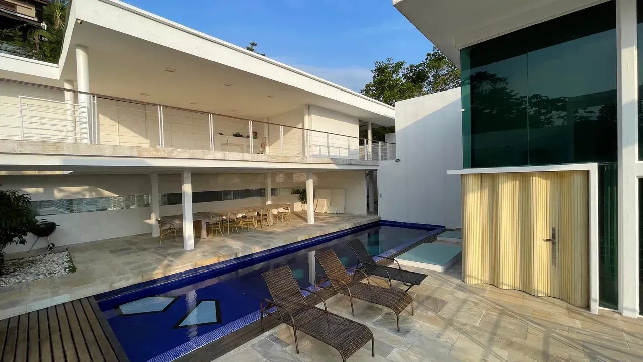 Unfurnished 3-bedroom, 3-bath house with a balcony — photo 15