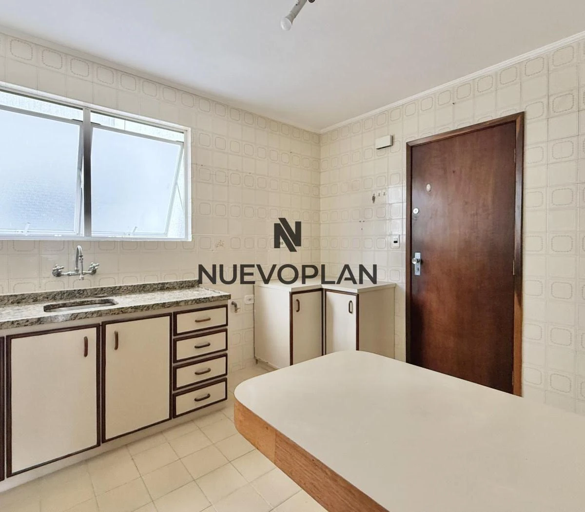 Wood or laminate floors in a 3-bedroom apartment, 78 m² — photo 2