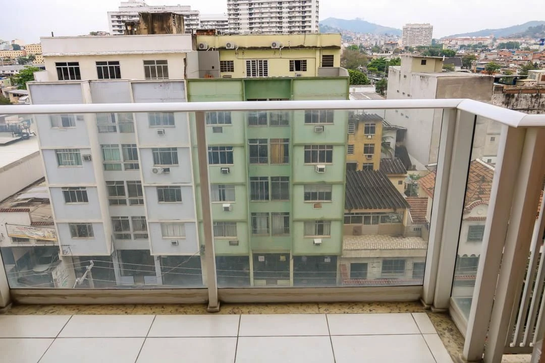 Balcony with a grill in a 2-bedroom apartment, 60 m²