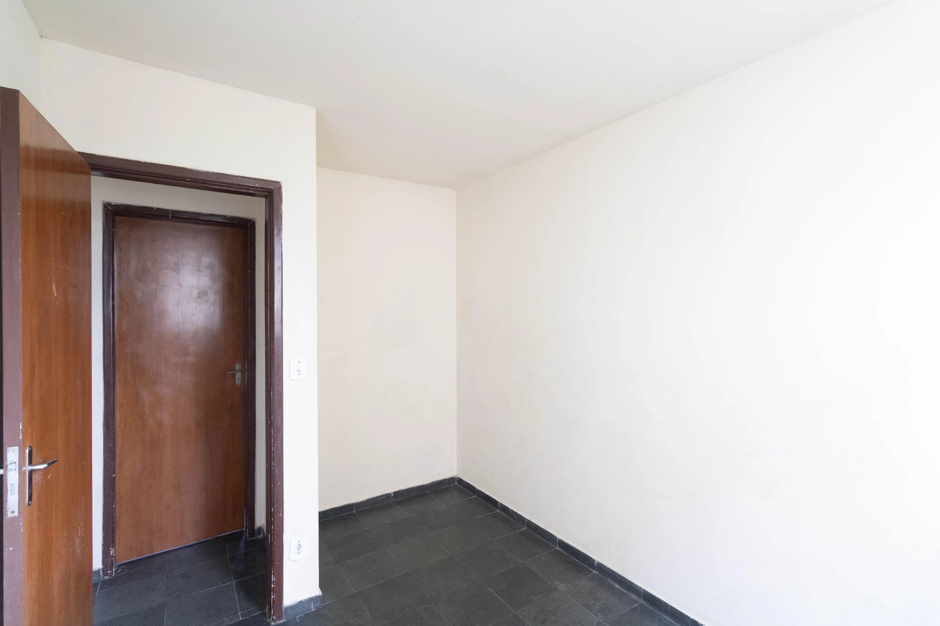 2-bedroom apartment in a building with a gym — photo 32