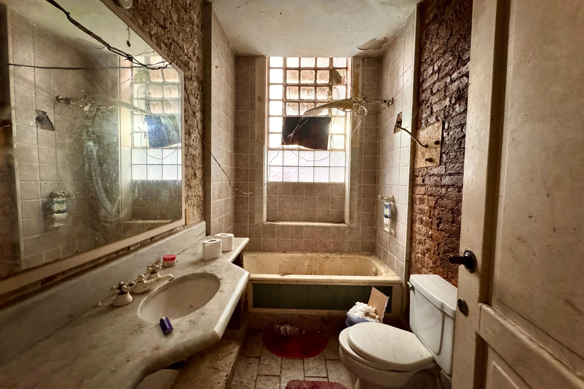 7-bedroom house with a bathtub — photo 9