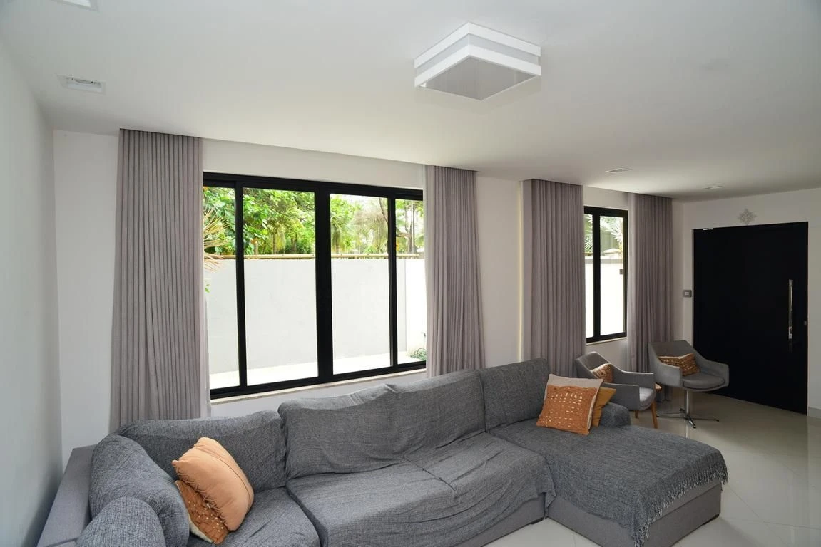 260 m² house with floor-to-ceiling windows and a jacuzzi — photo 37