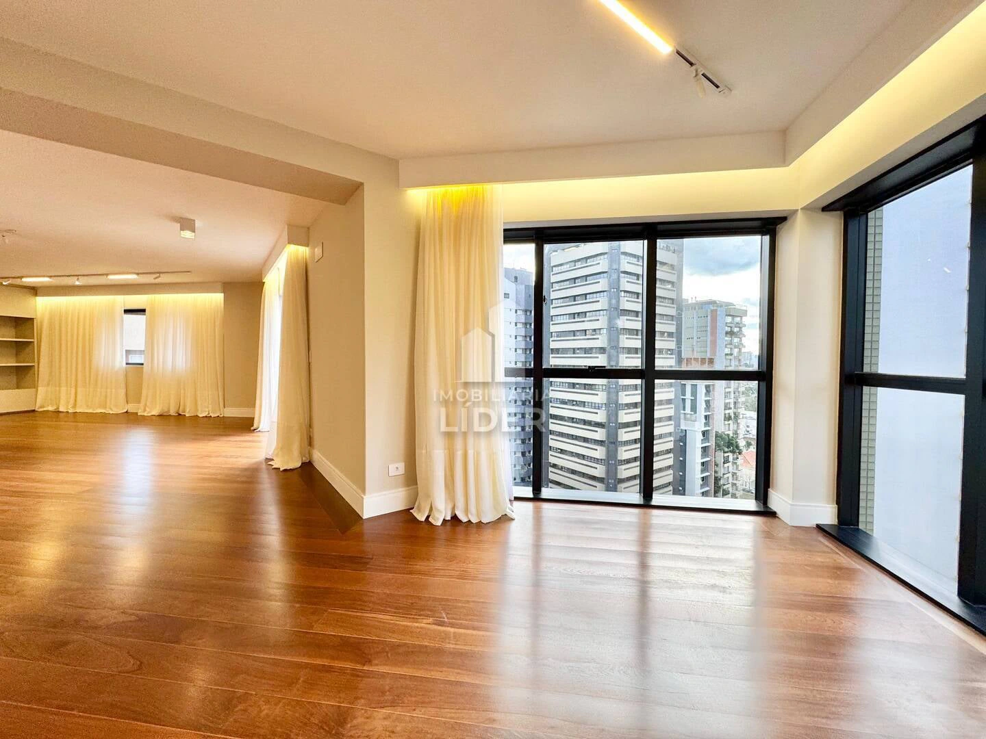 Apartment with 4 bedrooms and 3 parking spots, balcony — photo 19