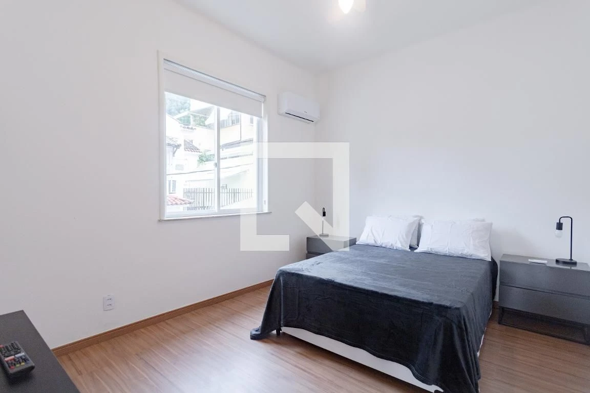 3-bedroom house with wood or laminate floors — photo 3