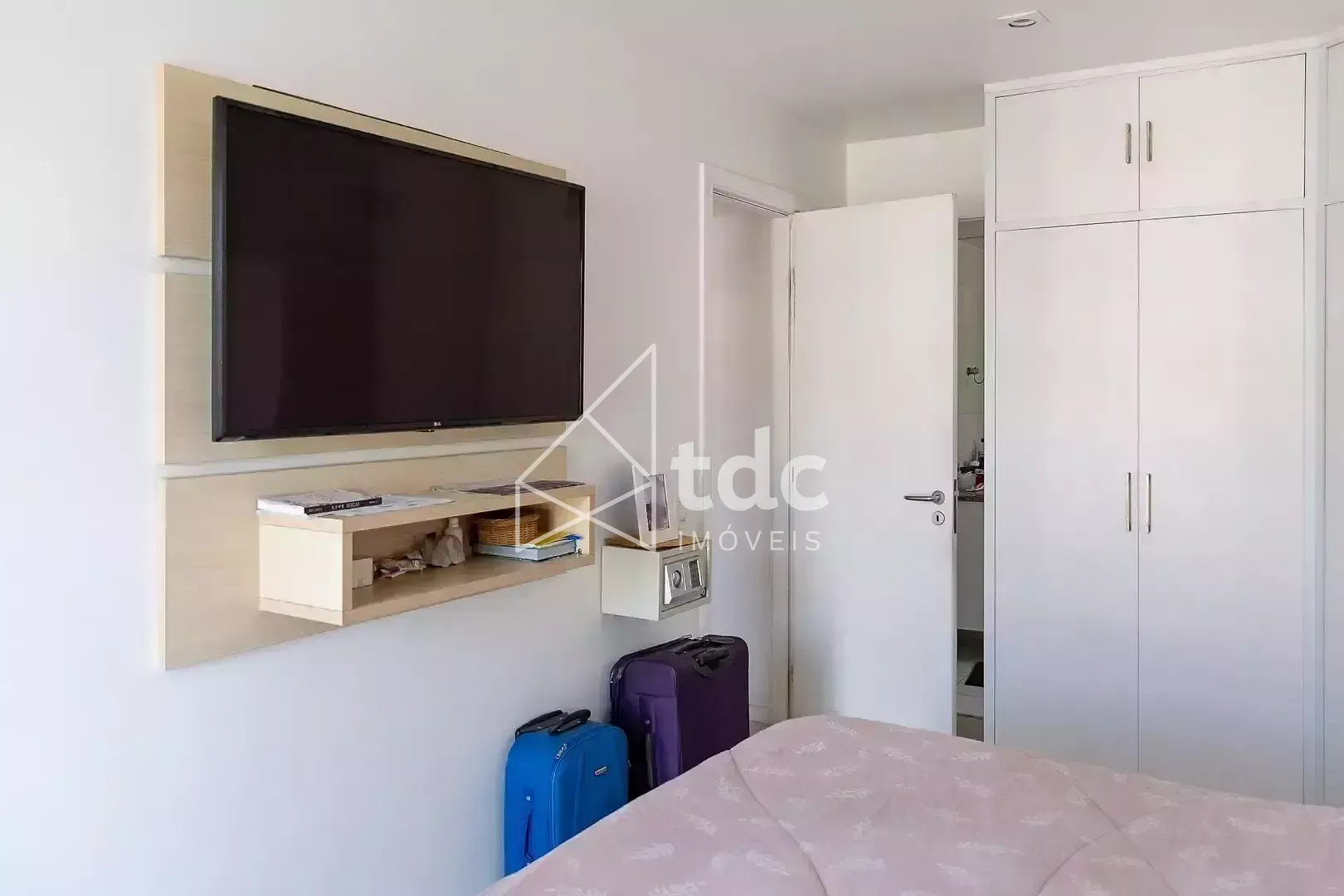 3-bedroom apartment with a mountain view — photo 13