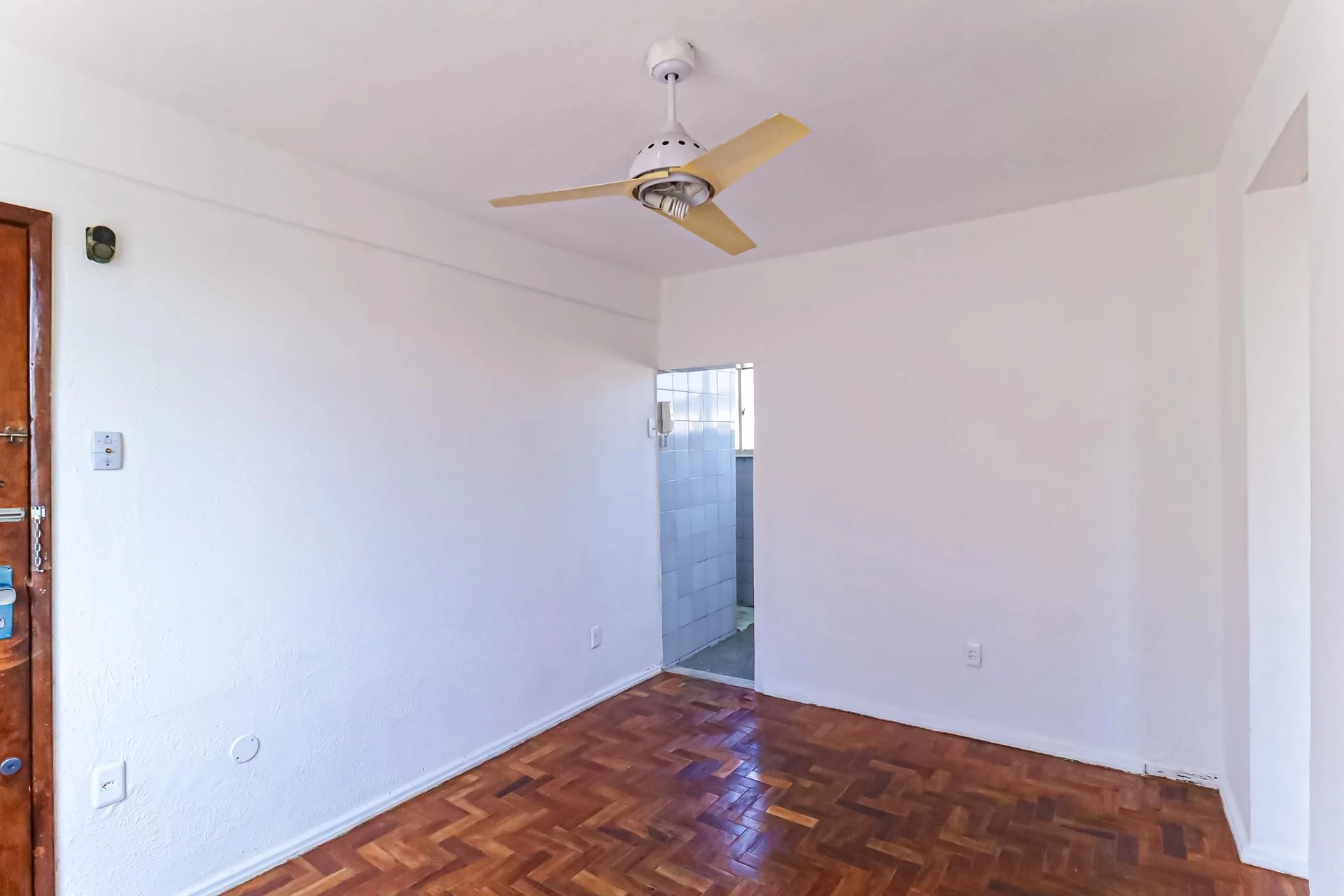 Wood or laminate floors in a 2-bedroom apartment, 62 m² — photo 34