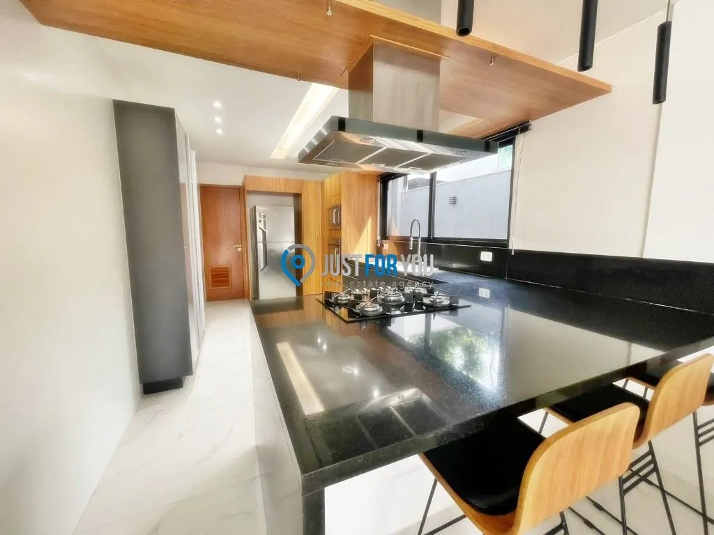 Furnished house with 4 en-suites and 330 m² plus 2 parking — photo 4