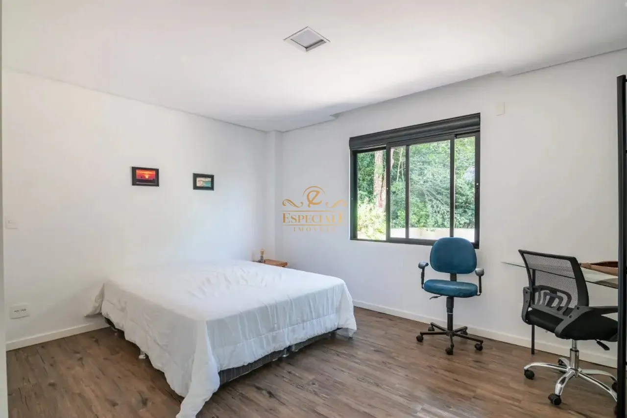 Furnished contemporary house with 3 bedrooms and 540 m² — photo 22