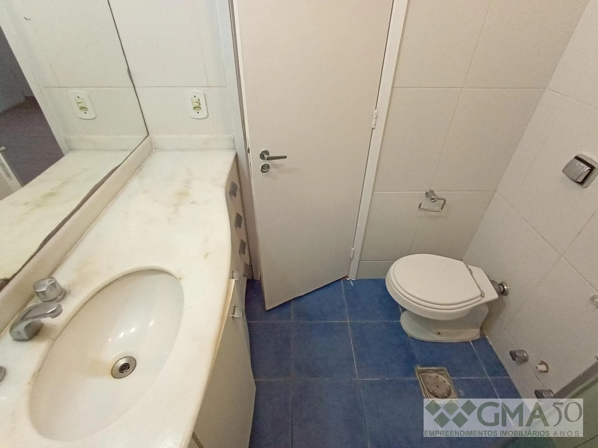 Wood or laminate floors in a 3-bedroom apartment, 92 m² — photo 2
