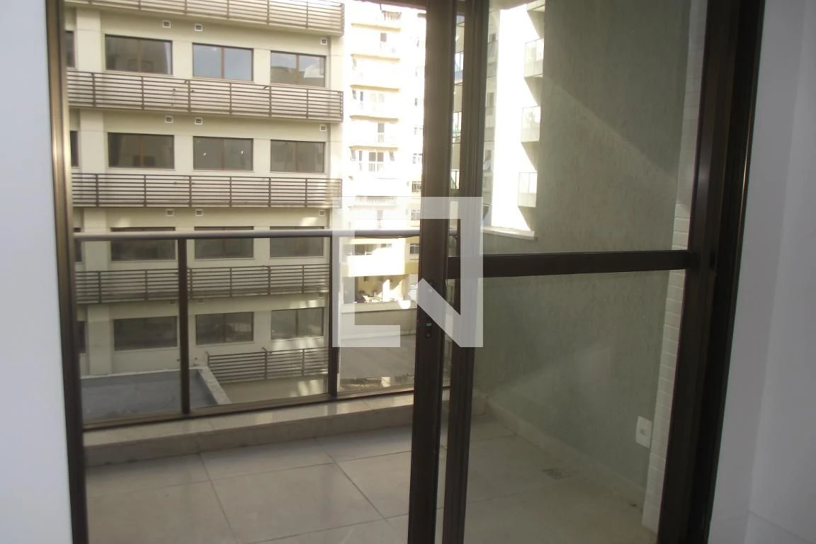 One-bedroom apartment in a building with a gym — photo 11