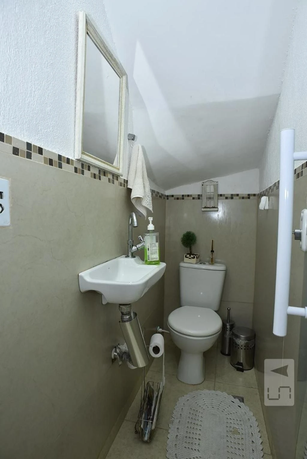 Furnished house with 2 en-suite bedrooms and laundry area — photo 40