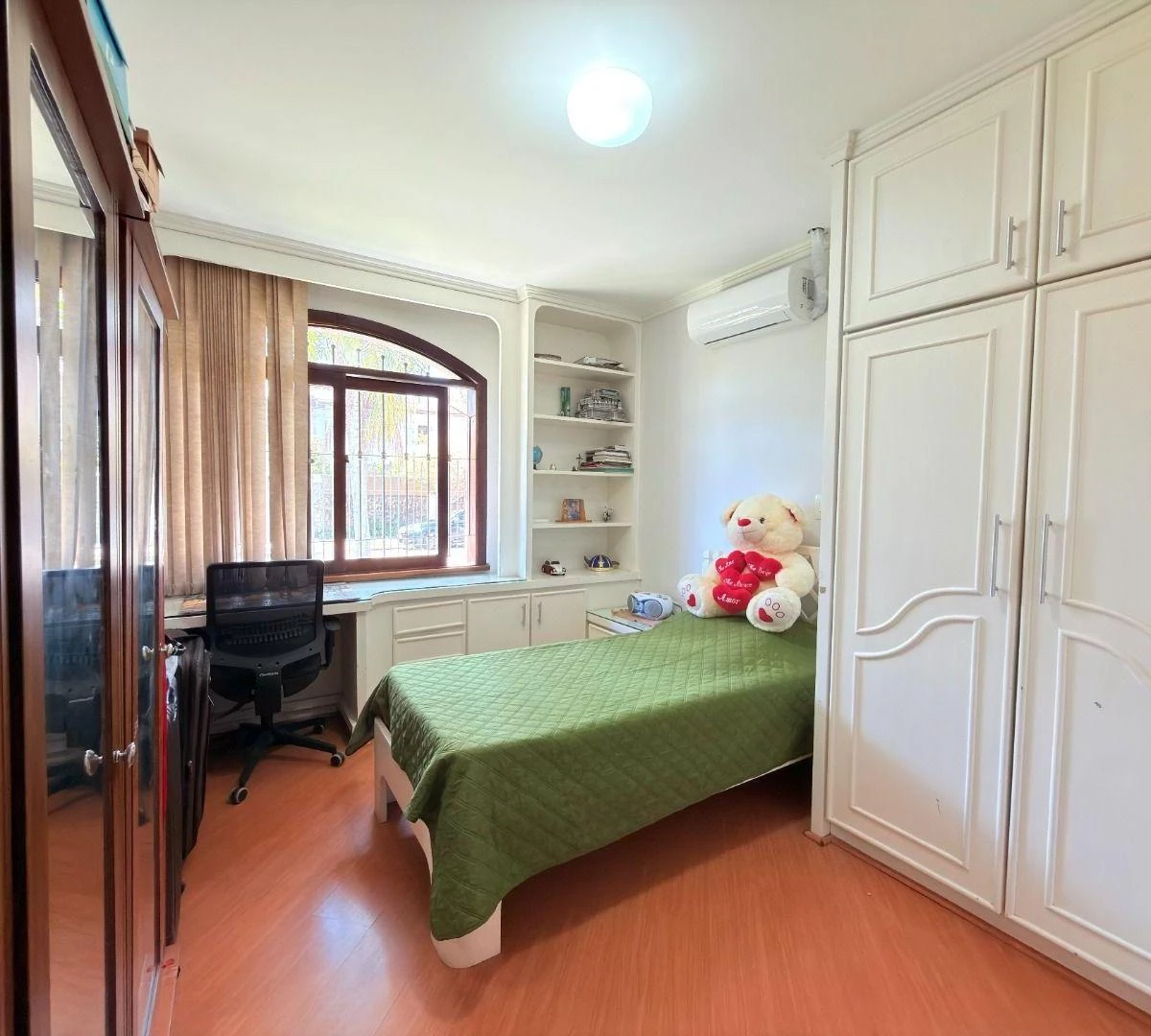 4-bedroom house with a bathtub in Curitiba — photo 7