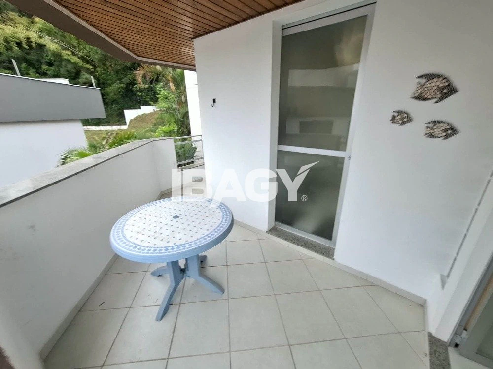 One-bedroom apartment with a water view — photo 15