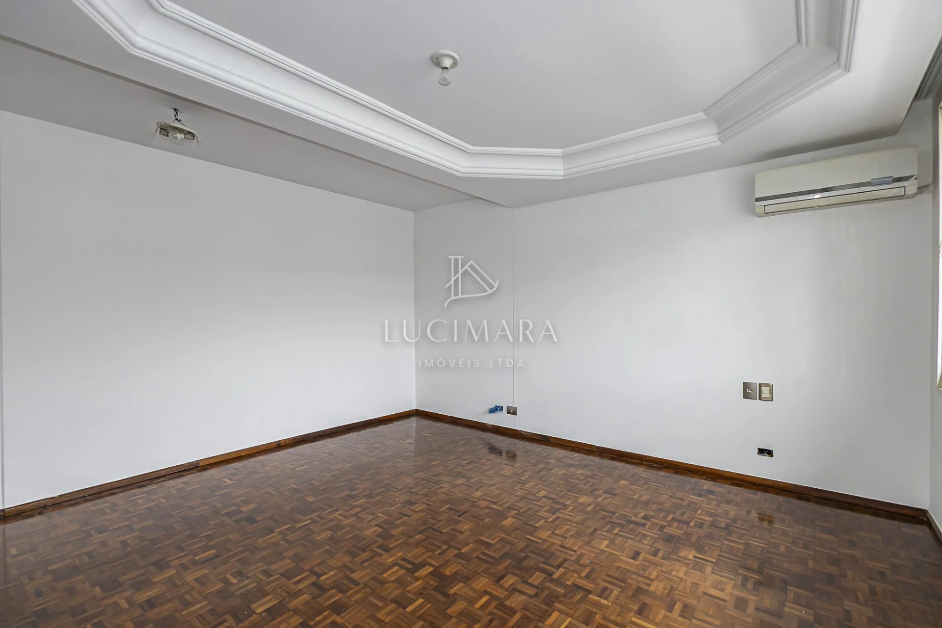 Wood or laminate floors in a 2-bedroom house, 170 m² — photo 18
