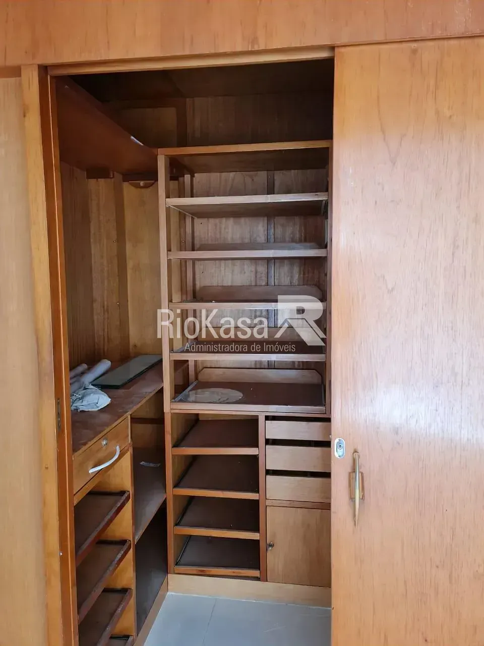 4-bedroom apartment in a building with a pool — photo 15