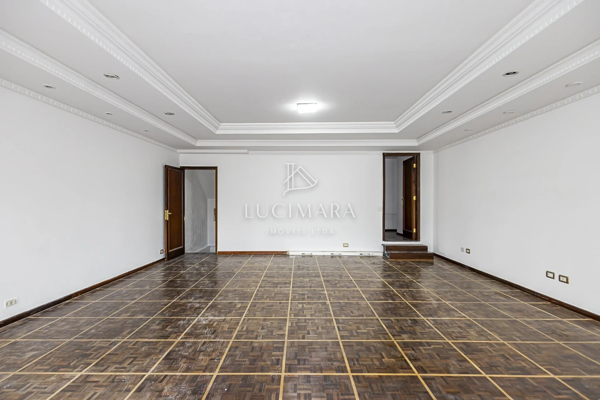Wood or laminate floors in a 2-bedroom house, 170 m² — photo 9