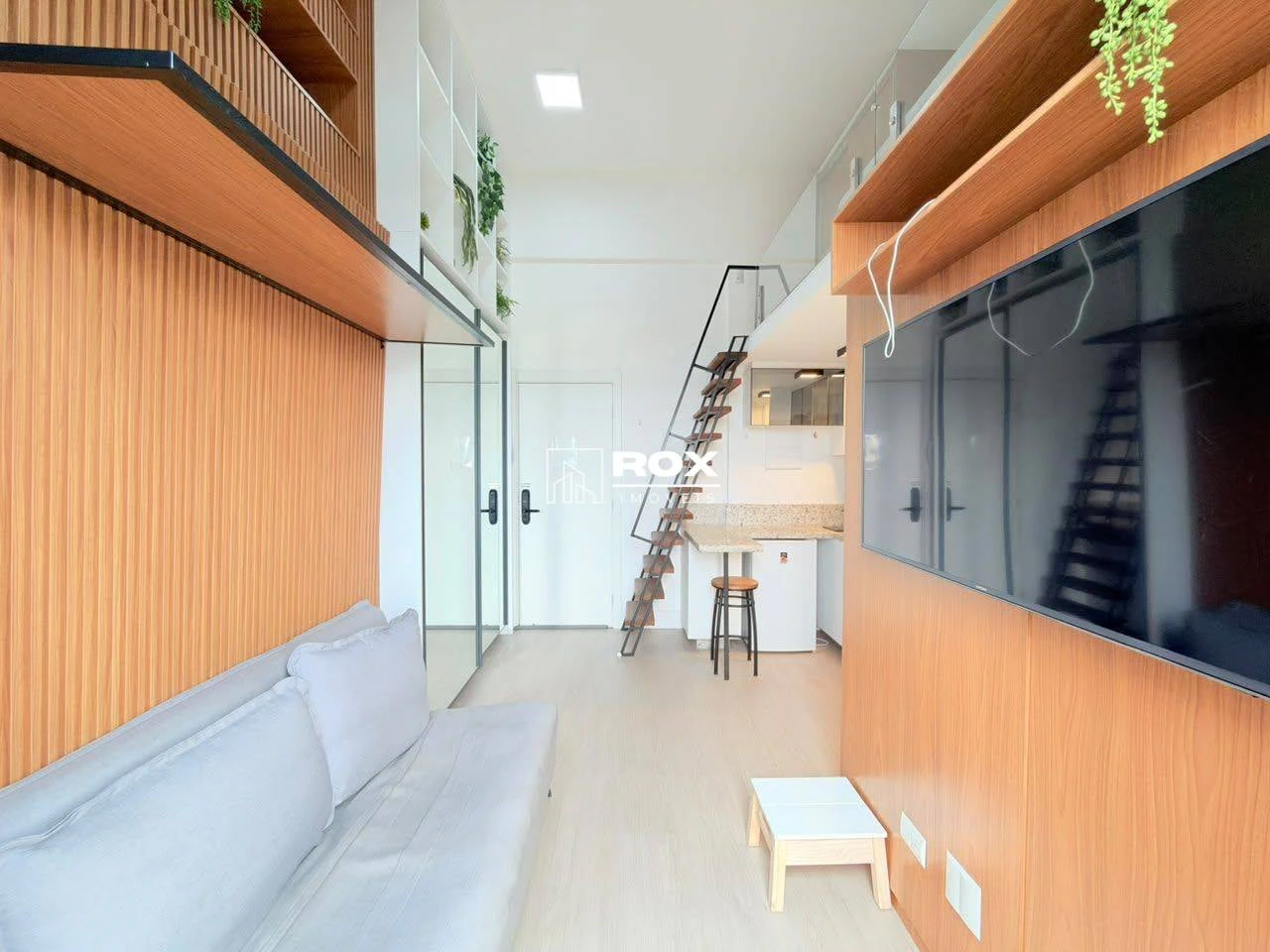 Furnished studio, 21 m², with floor-to-ceiling windows
