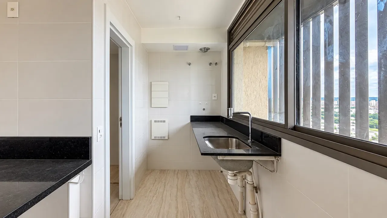 Glass-enclosed balcony in a 3-bedroom apartment, 115 m² — photo 20
