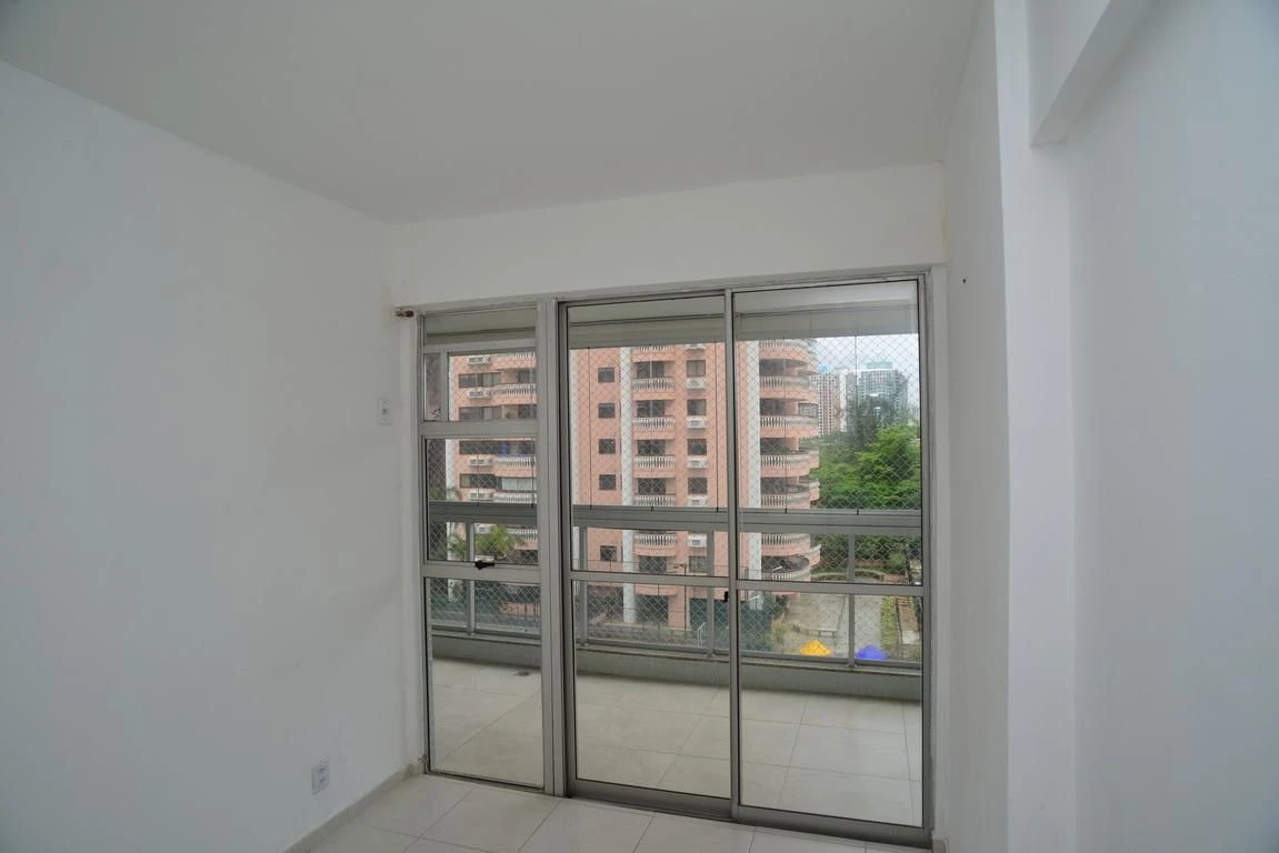Rental apartment with 2 bedrooms and a glass balcony — photo 15