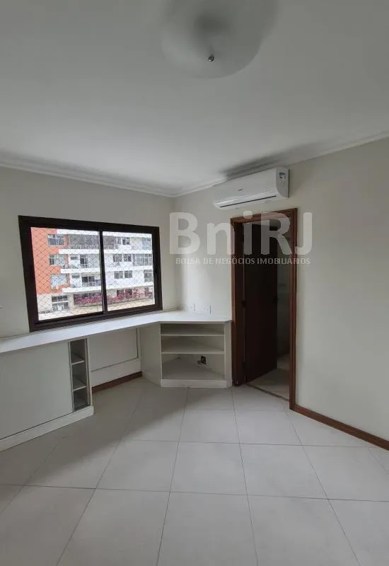 Home office in a 3-bedroom apartment, 110 m²