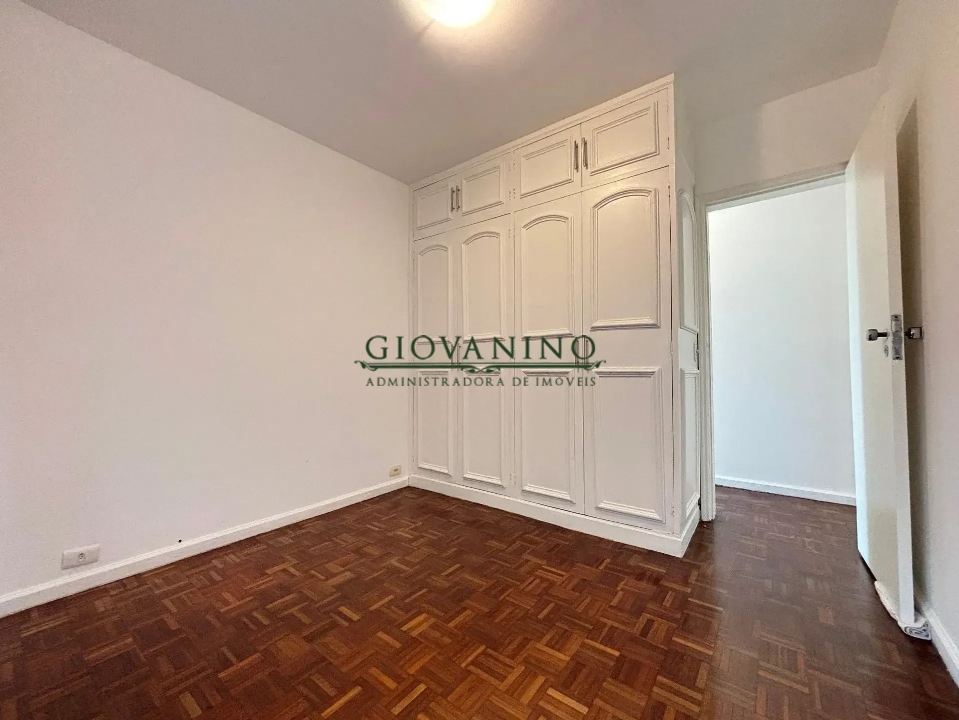 Apartamento de 4 quartos com piso de madeira ou laminado — photo 18