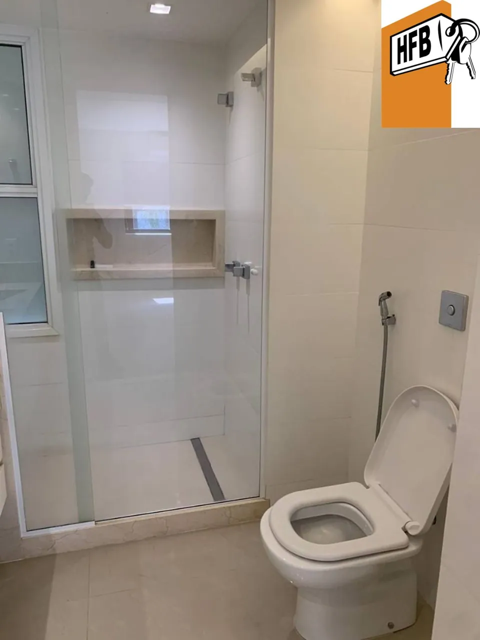 4-bedroom apartment in a building with a pool — photo 14
