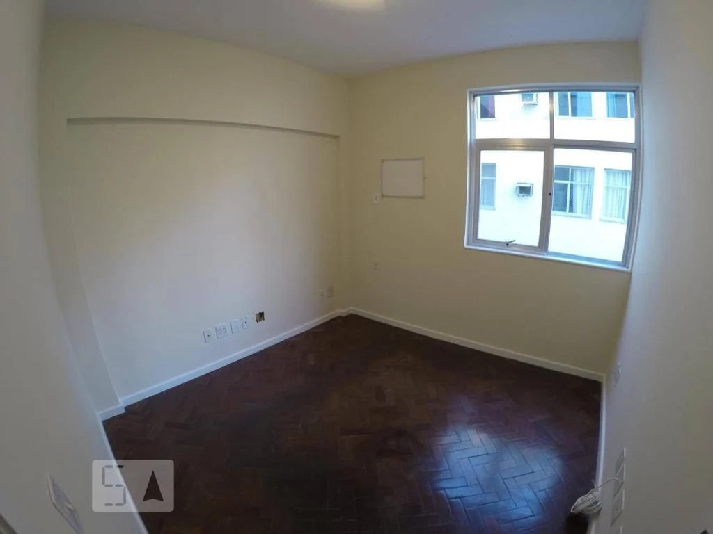 Apartamento de 2 quartos com piso de madeira ou laminado — photo 4
