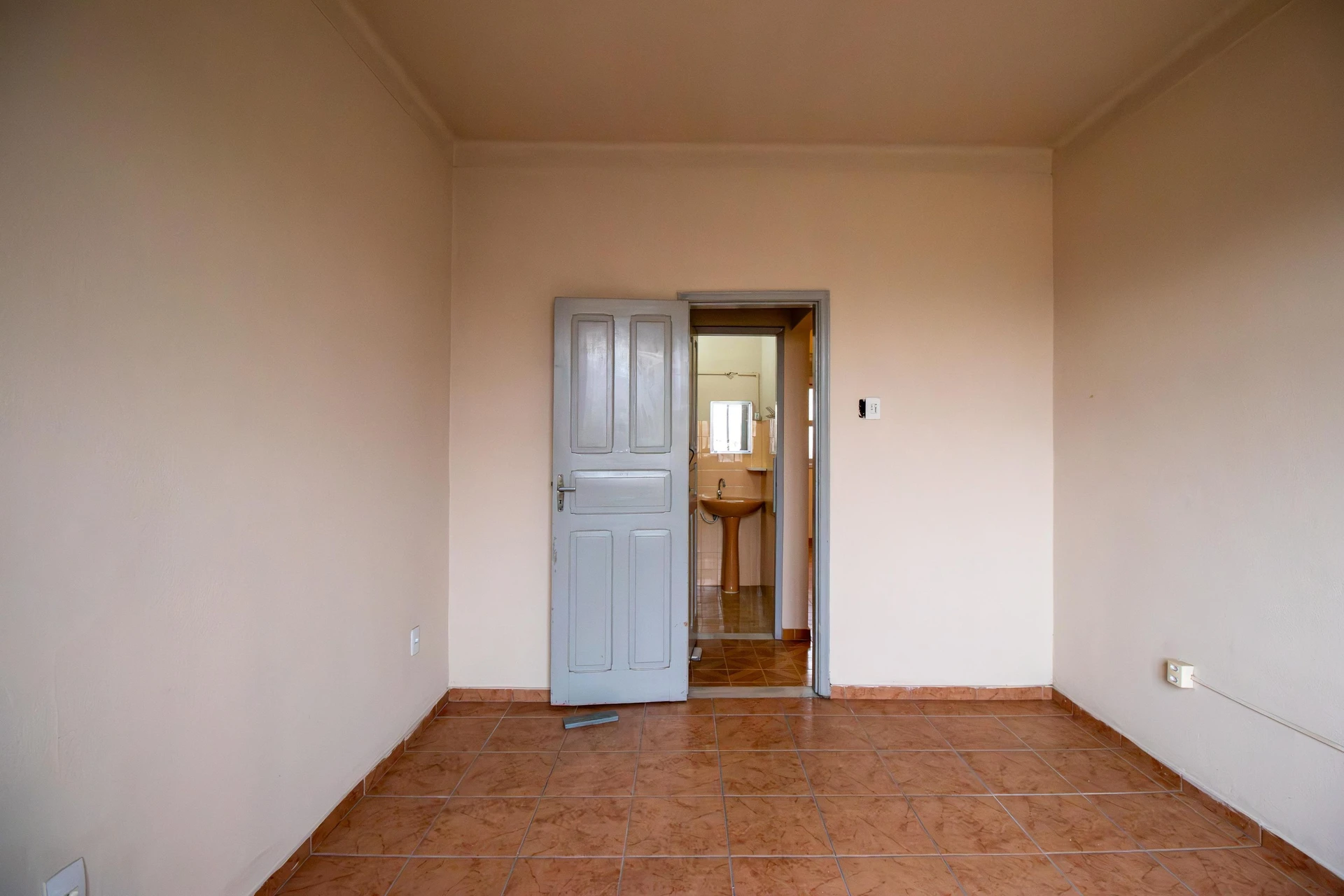 2-bedroom apartment with 1 bathroom and no parking — photo 17