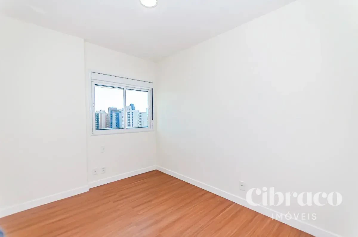 Balcony with a grill in a 2-bedroom apartment, 71 m² — photo 14