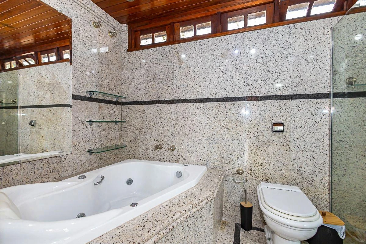 3-bedroom house with a bathtub — photo 9