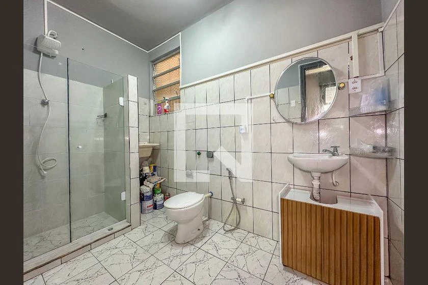 Studio com piso de madeira ou laminado, Centro — photo 14