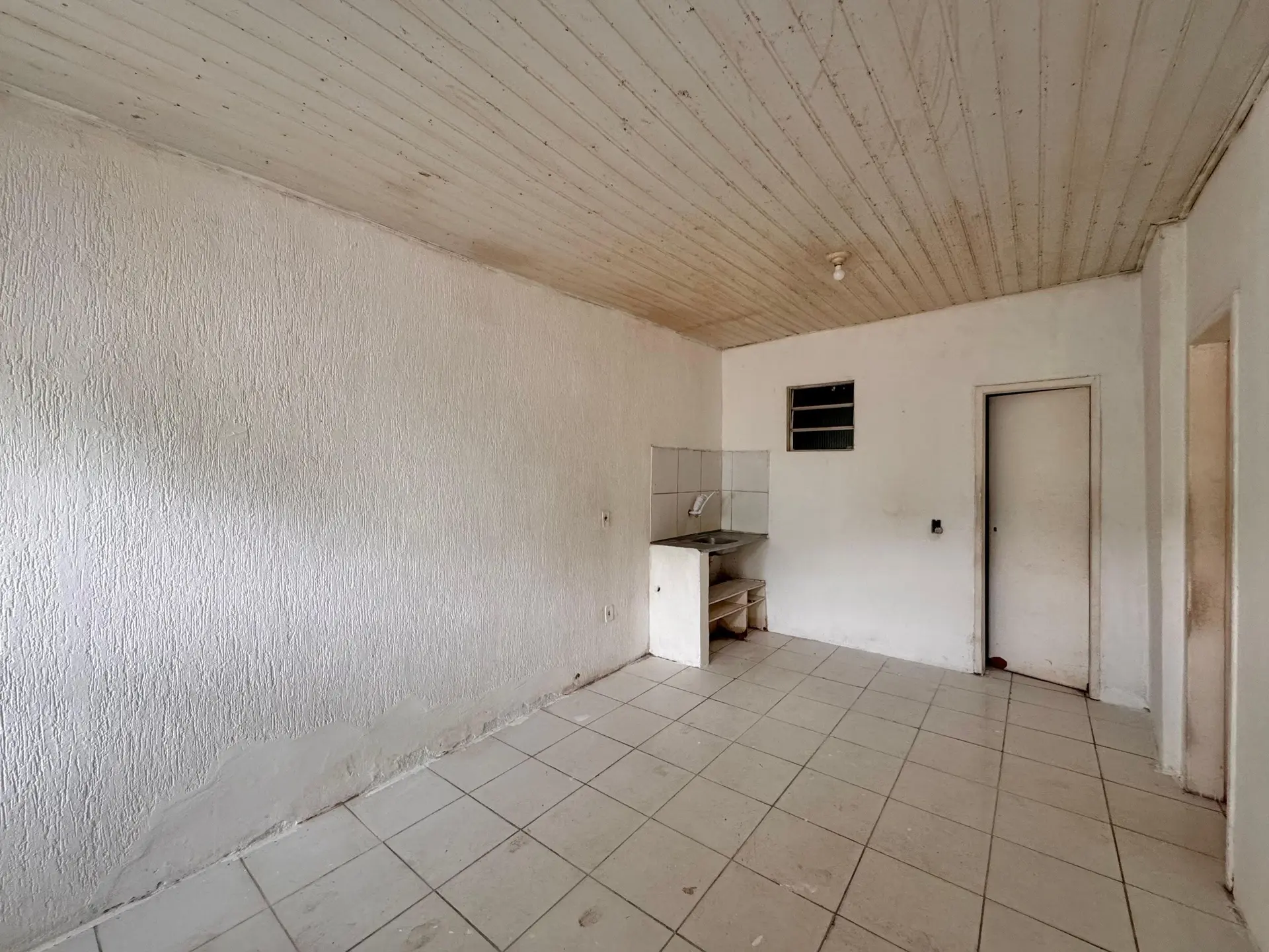 Casa não mobiliada com 1 quarto e varanda
