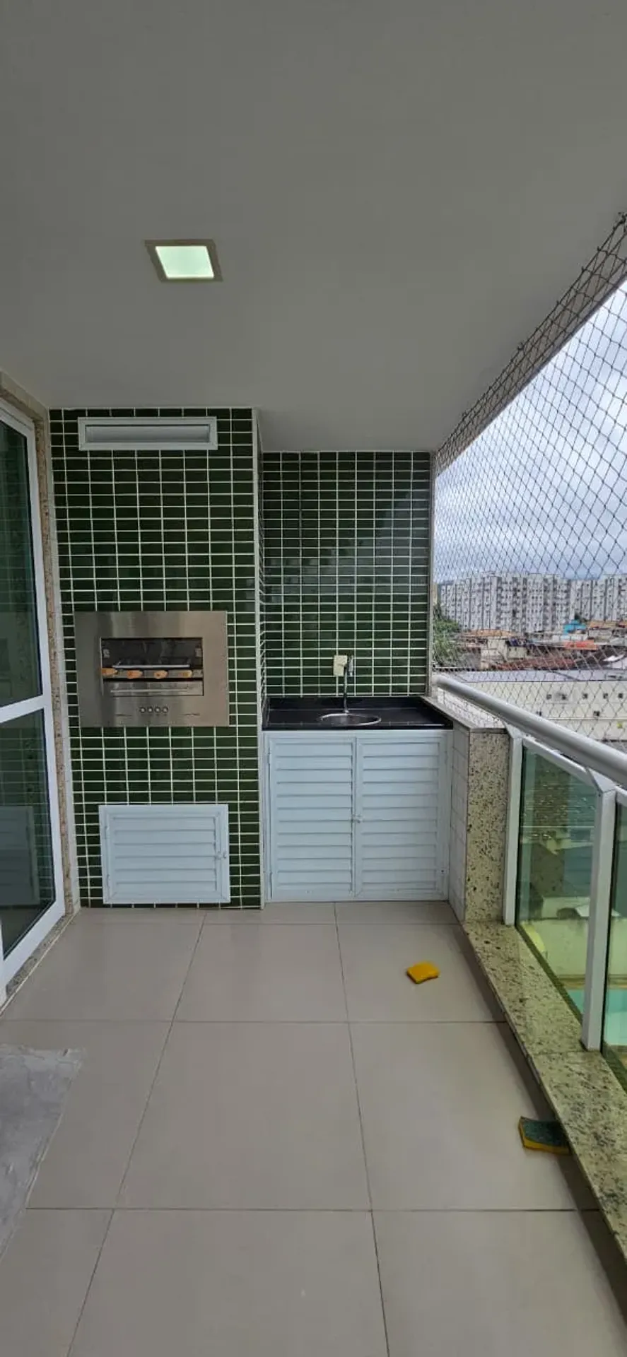 Apartamento con 4 dormitorios y balcón bien cuidado — photo 32
