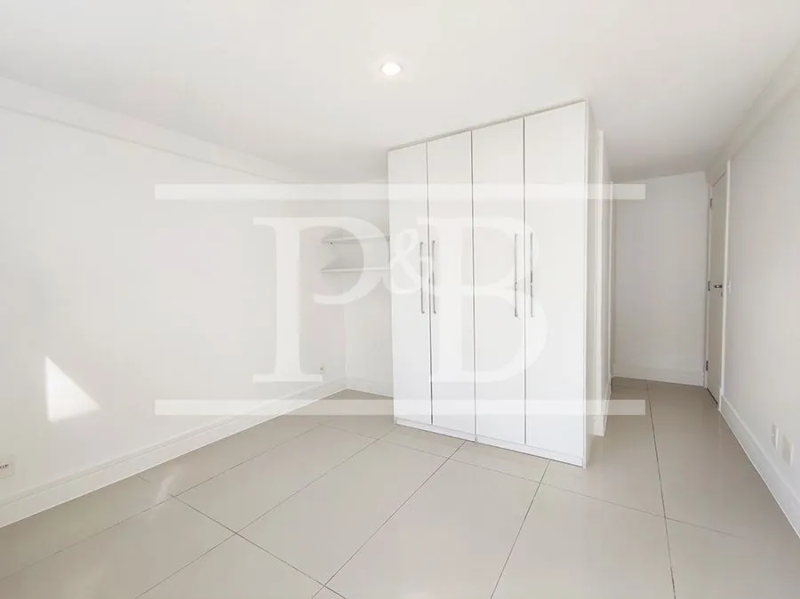 4-bedroom apartment with balcony, 300 m² — photo 14