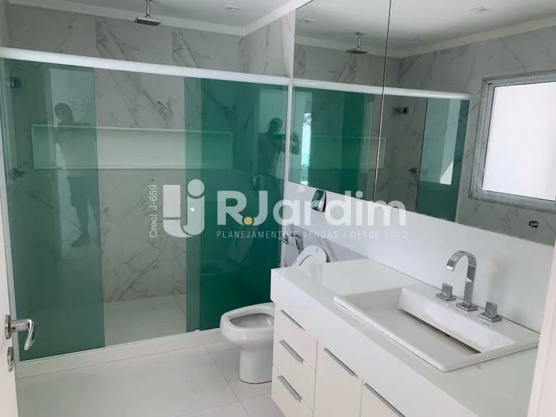 Unfurnished 3-bedroom apartment with open-plan kitchen — photo 10