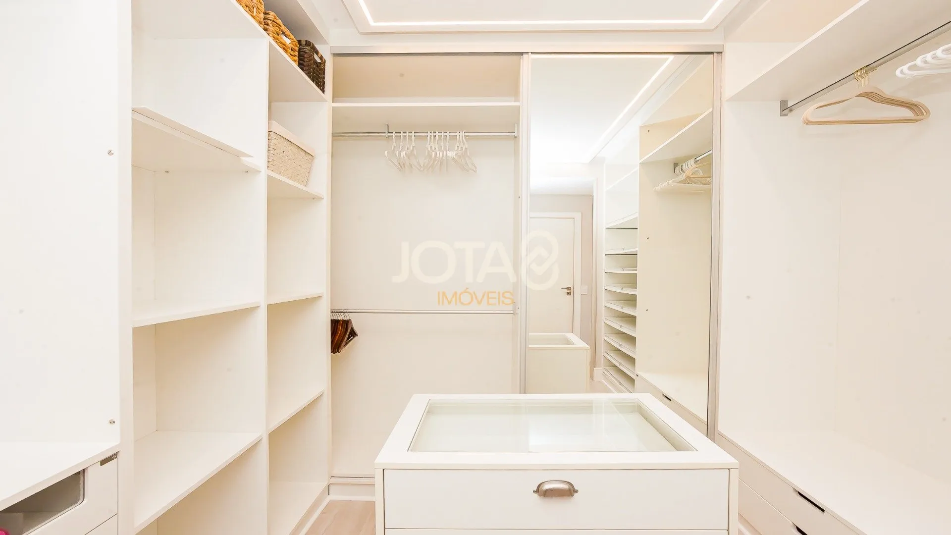 199 m² apartment with 2 bedrooms and a suite, 2 parking — photo 40