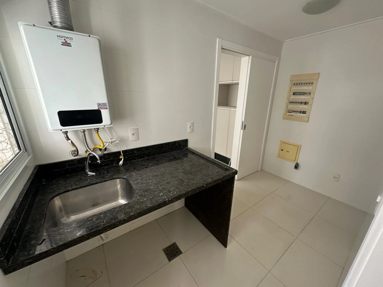 Balcony with a grill in a 4-bedroom apartment, 178 m² — photo 13