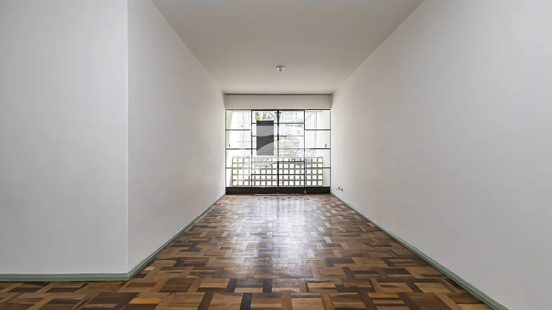 3-bedroom apartment with wood or laminate floors in Curitiba — photo 3