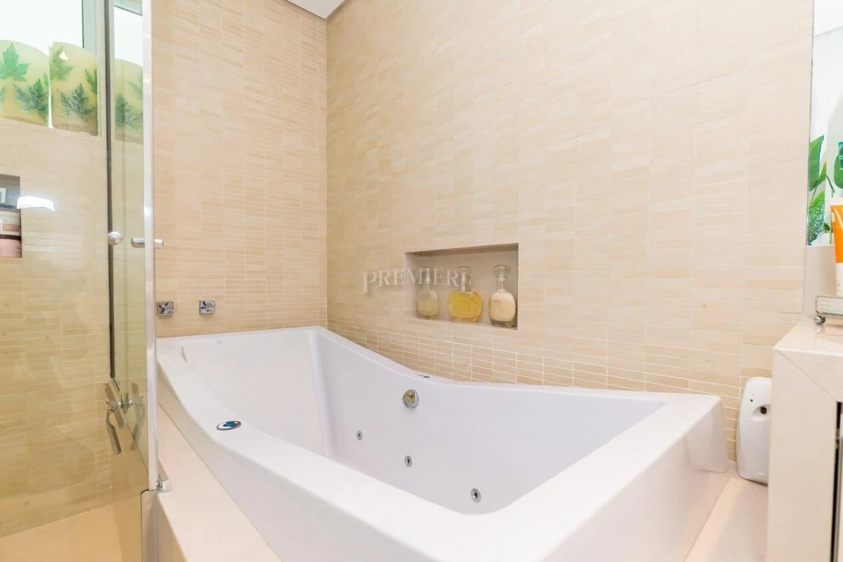 Apartment with 4 bedrooms and 5 baths, with a balcony — photo 31