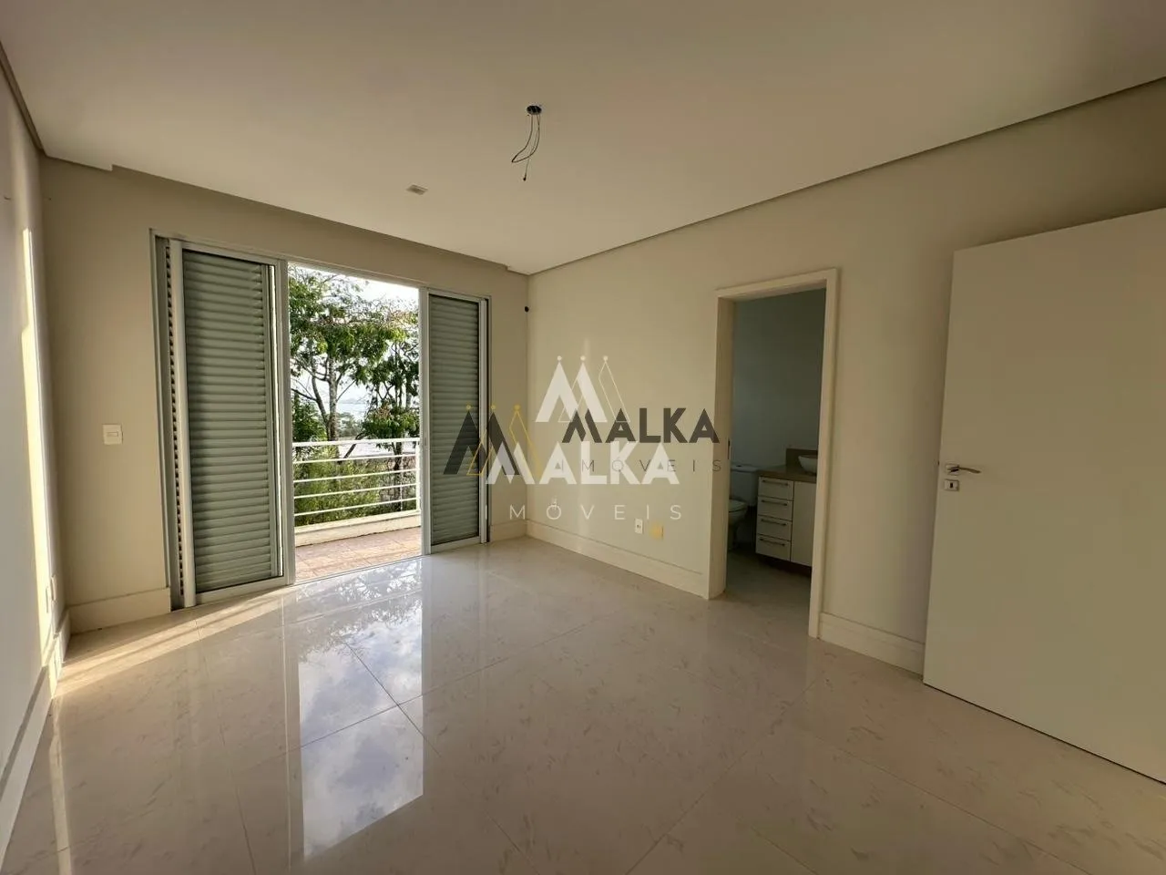 461 m² house with 3 en-suite bedrooms and private garden — photo 41