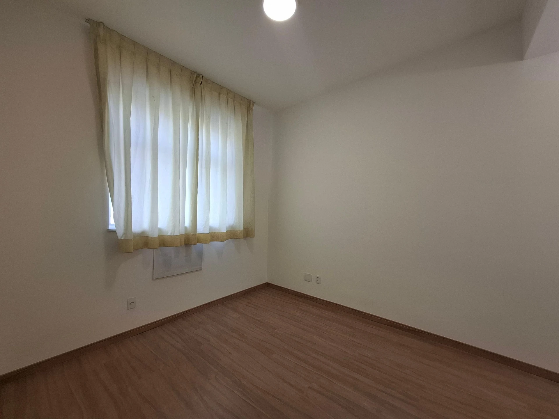 One-bedroom apartment with wood or laminate floors — photo 20