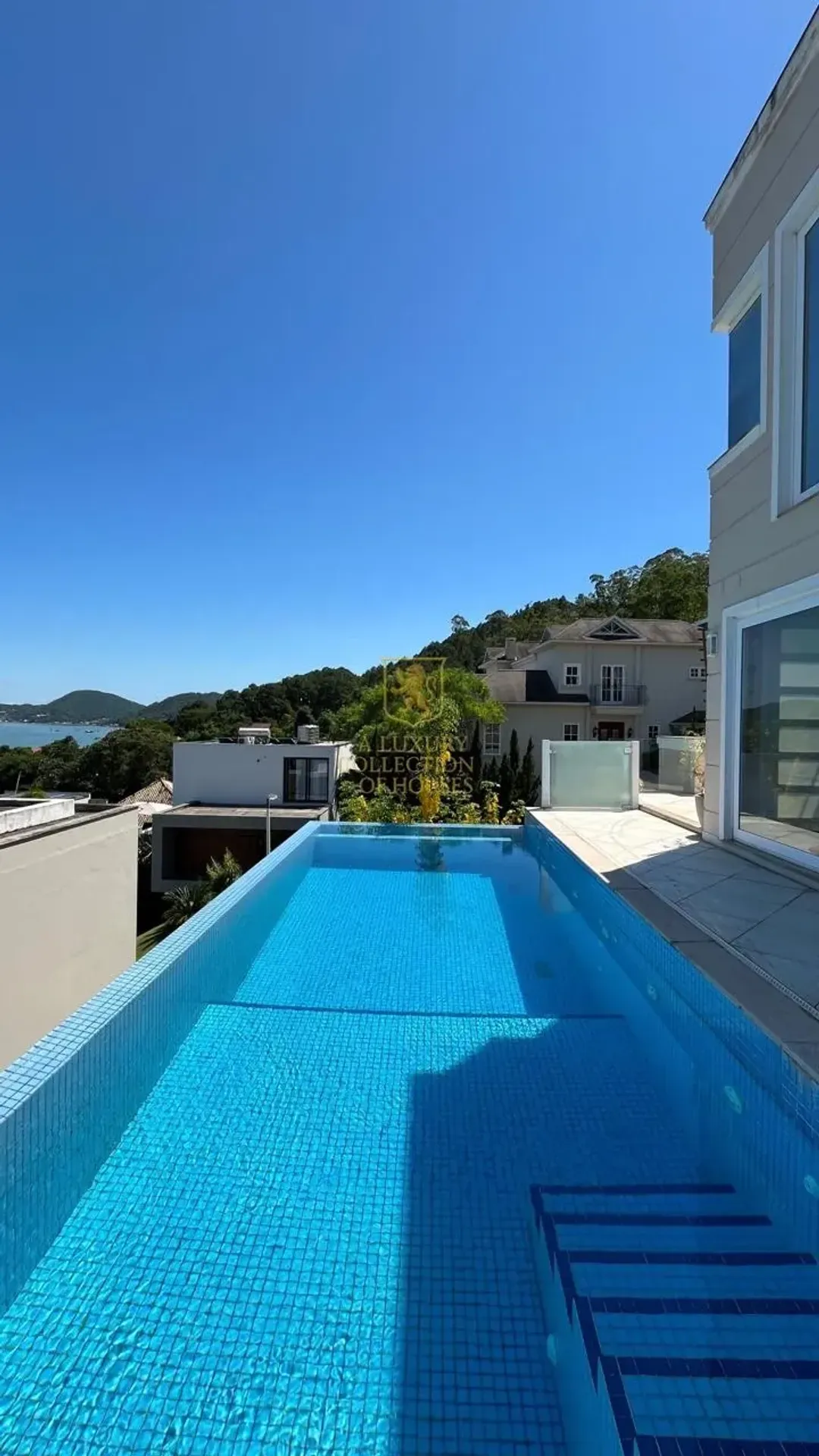 Casa mobiliada com 5 suítes e 6 banheiros