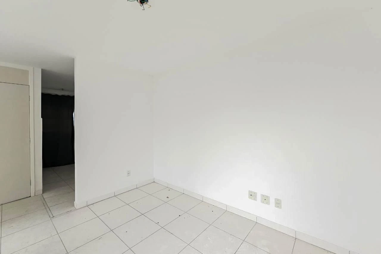 2-bedroom apartment in a building with a gym — photo 13