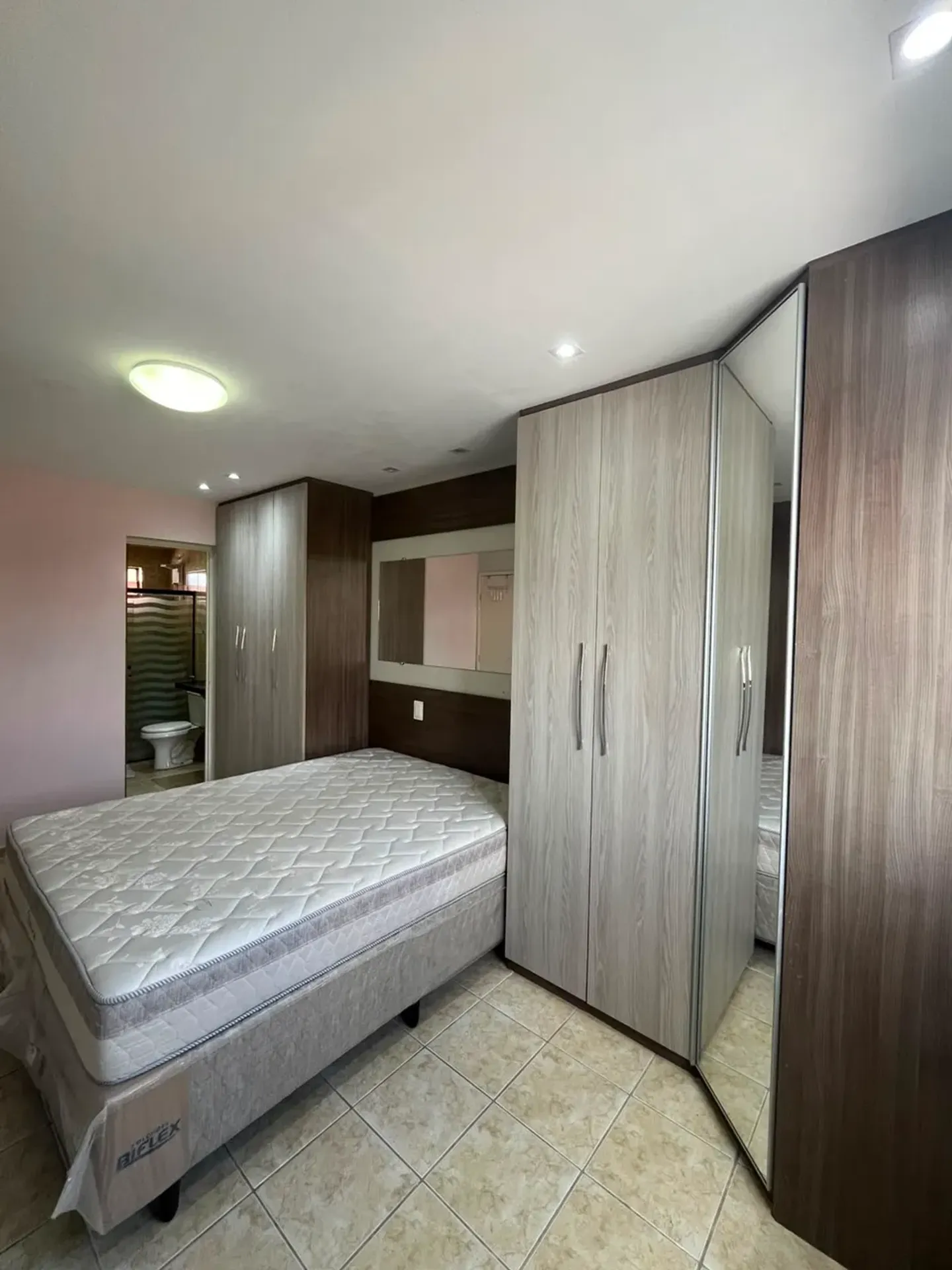 Furnished apartment with 3 bedrooms and an en-suite — photo 8
